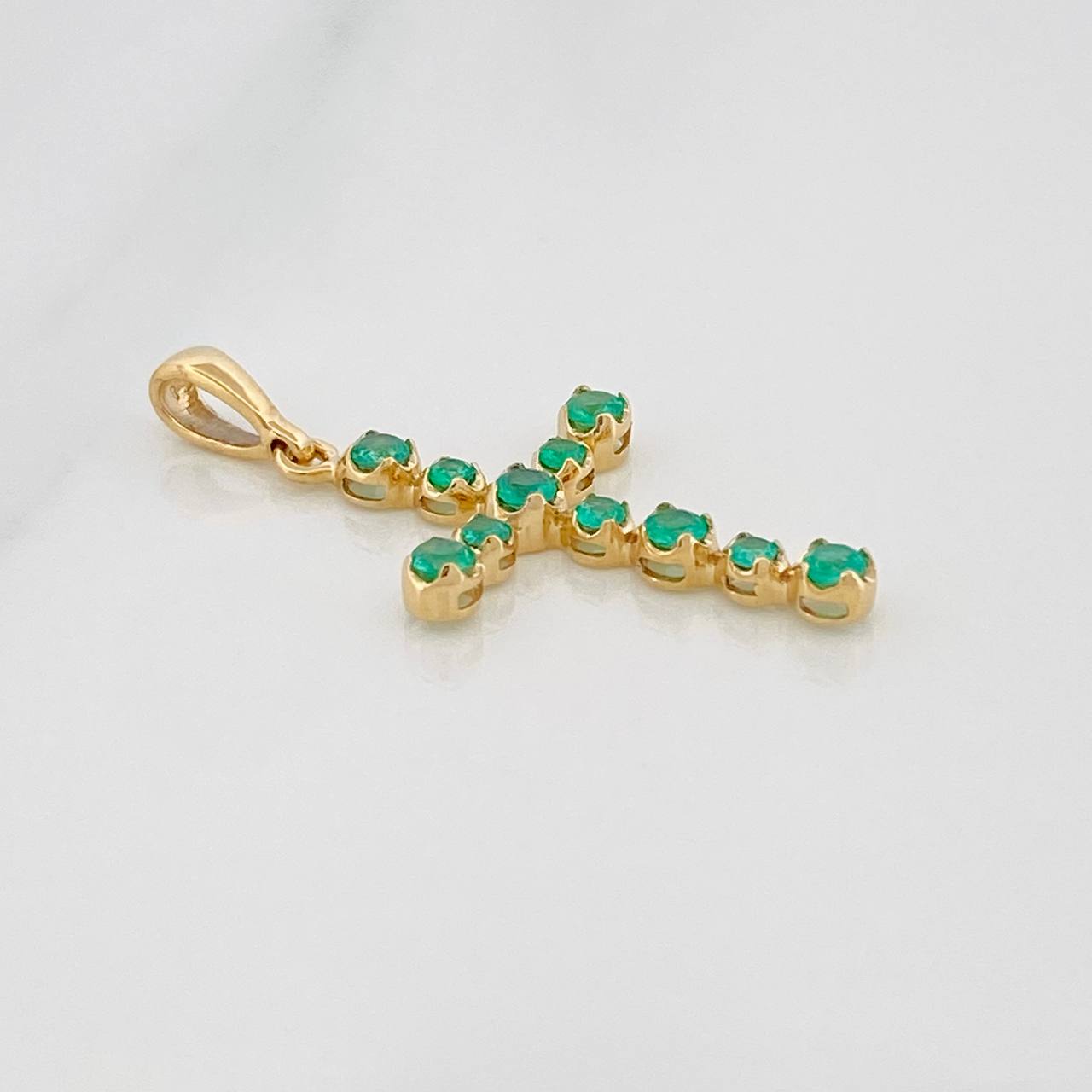 Dije Cruz Luz Verde Esmeraldas 30 pts 1.05gr / 3cm / Oro Amarillo 18K %