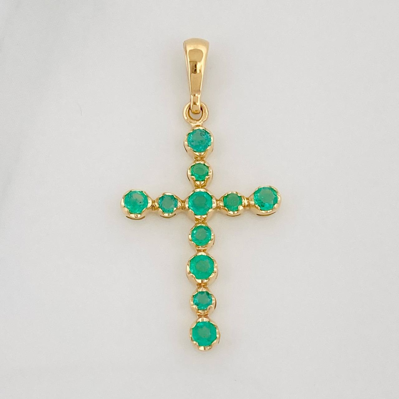 Dije Cruz Luz Verde Esmeraldas 30 pts 1.05gr / 3cm / Oro Amarillo 18K %