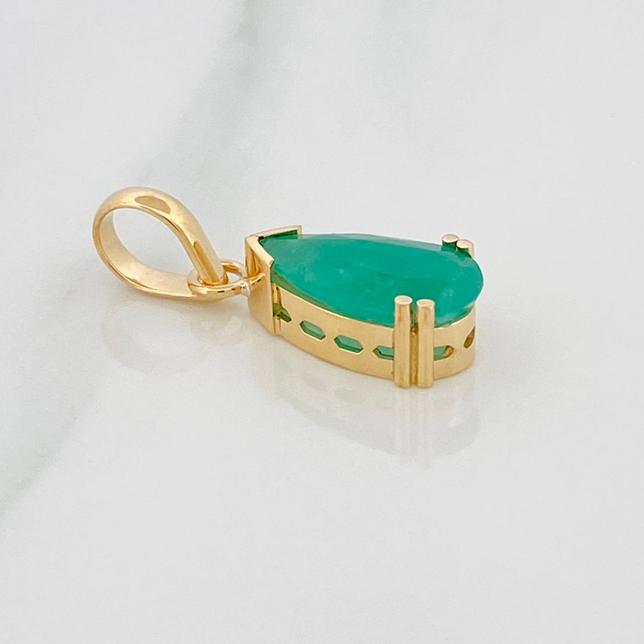 Dije Lagrima Esmeraldas 2.80 qts 2.55gr / 2.5cm / Oro Amarillo 18K %