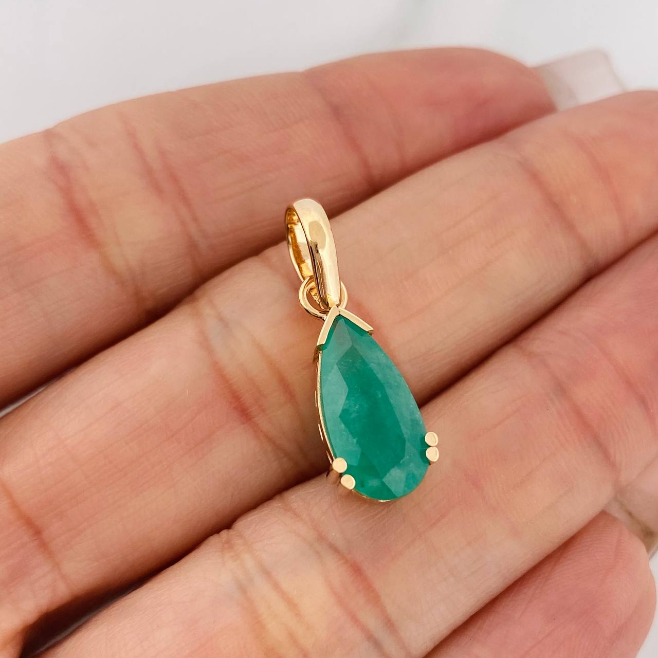 Dije Lagrima Esmeraldas 2.80 qts 2.55gr / 2.5cm / Oro Amarillo 18K %