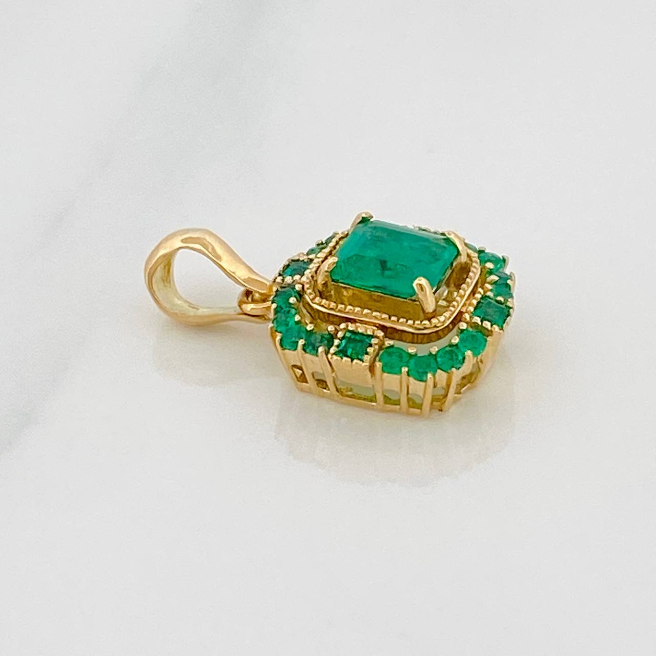Dije Trono Esmeraldas 78 pts 2.05gr / 2cm / Oro Amarillo 18K %
