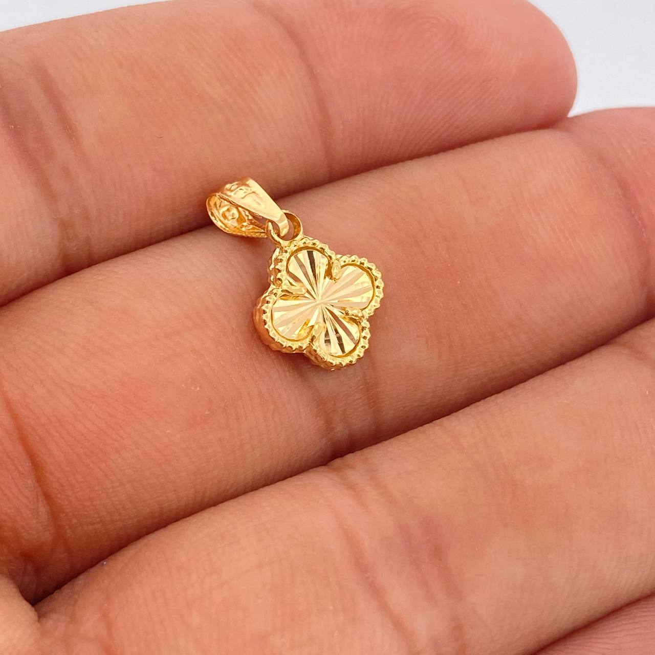 Dije Trebol 1.35gr / 1.7cm-Oro Amarillo 18K %
