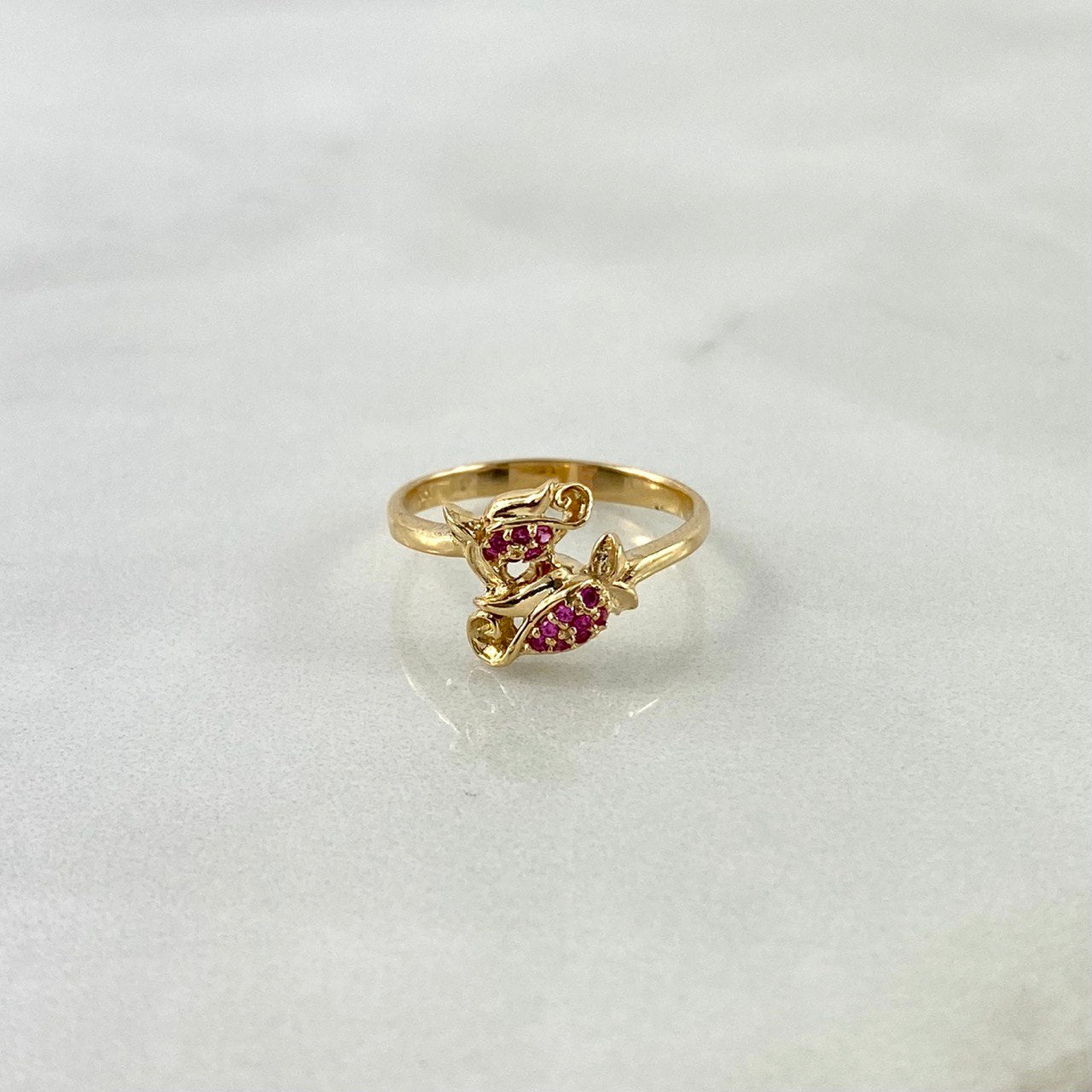 Anillo Rosas 2.4gr / T6 / Circones Rojos Oro Amarillo