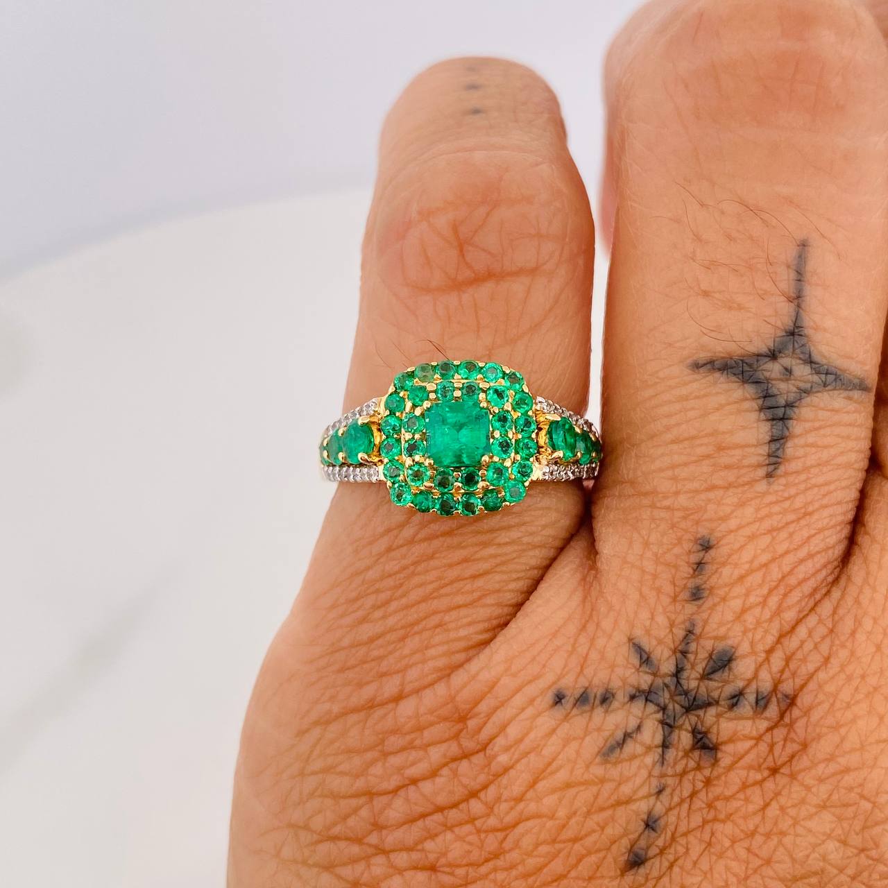 Anillo Halo Cuadrado Esmeraldas 1.04 qts Diamantes 12 pts 3.4gr / T5 3/4 / Dos Oros Amarillo Blanco 18K %