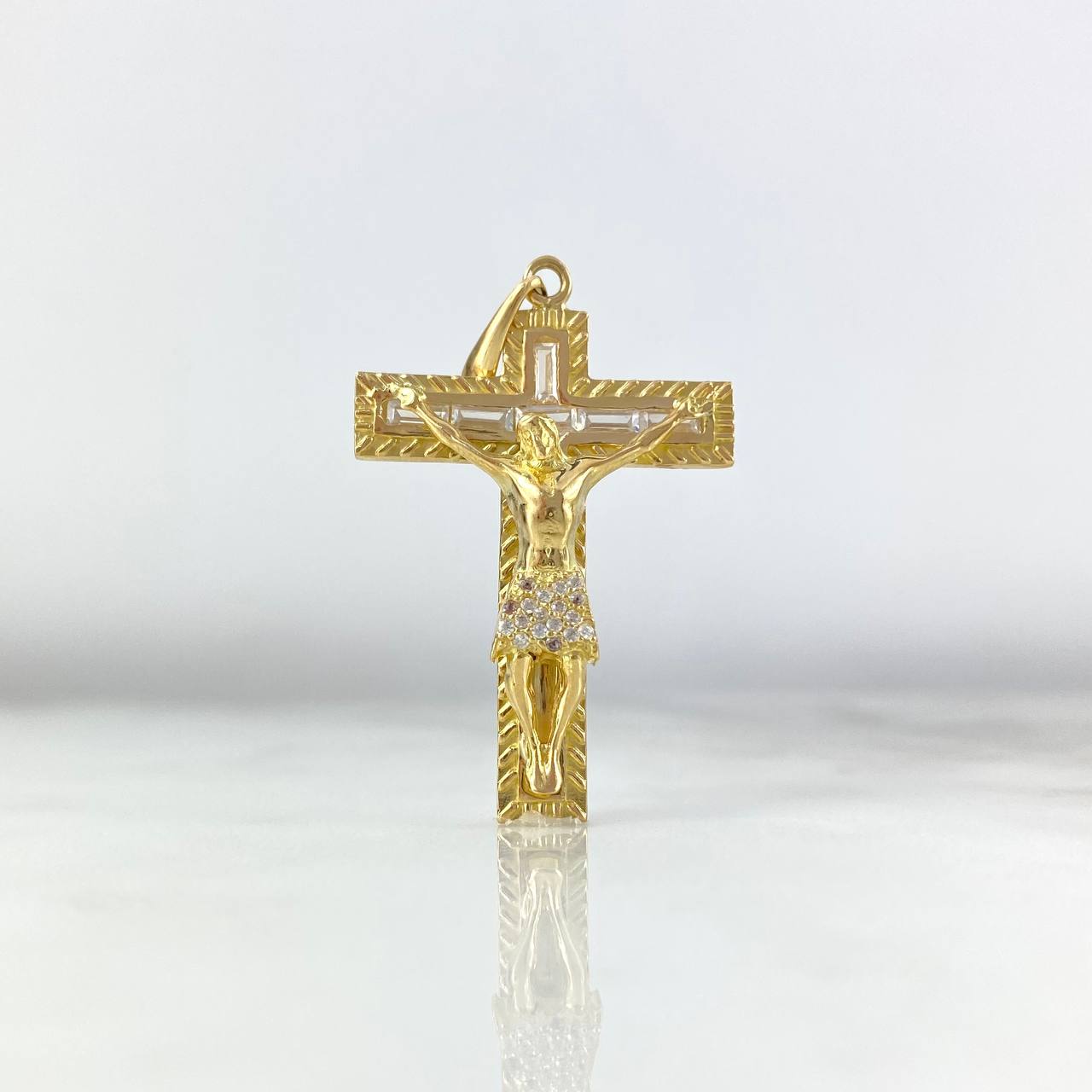 Dije Cruz Cristo Texturizada 8.8gr / 4.5cm / Circones Blancos Oro Amarillo
