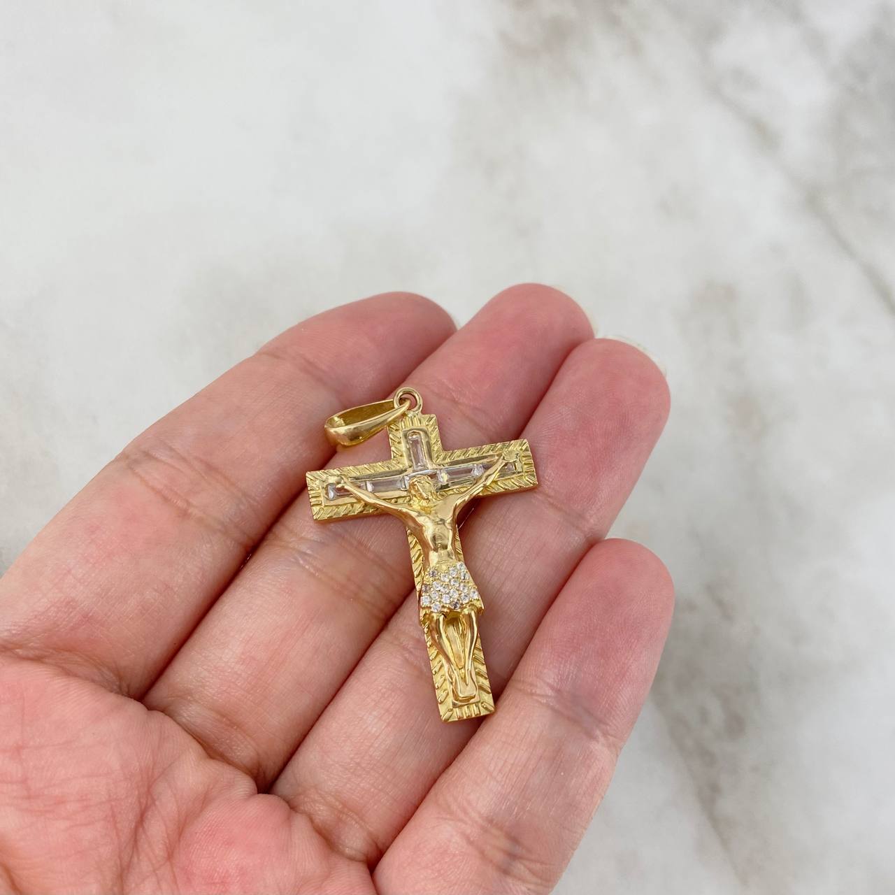 Dije Cruz Cristo Texturizada 8.8gr / 4.5cm / Circones Blancos Oro Amarillo