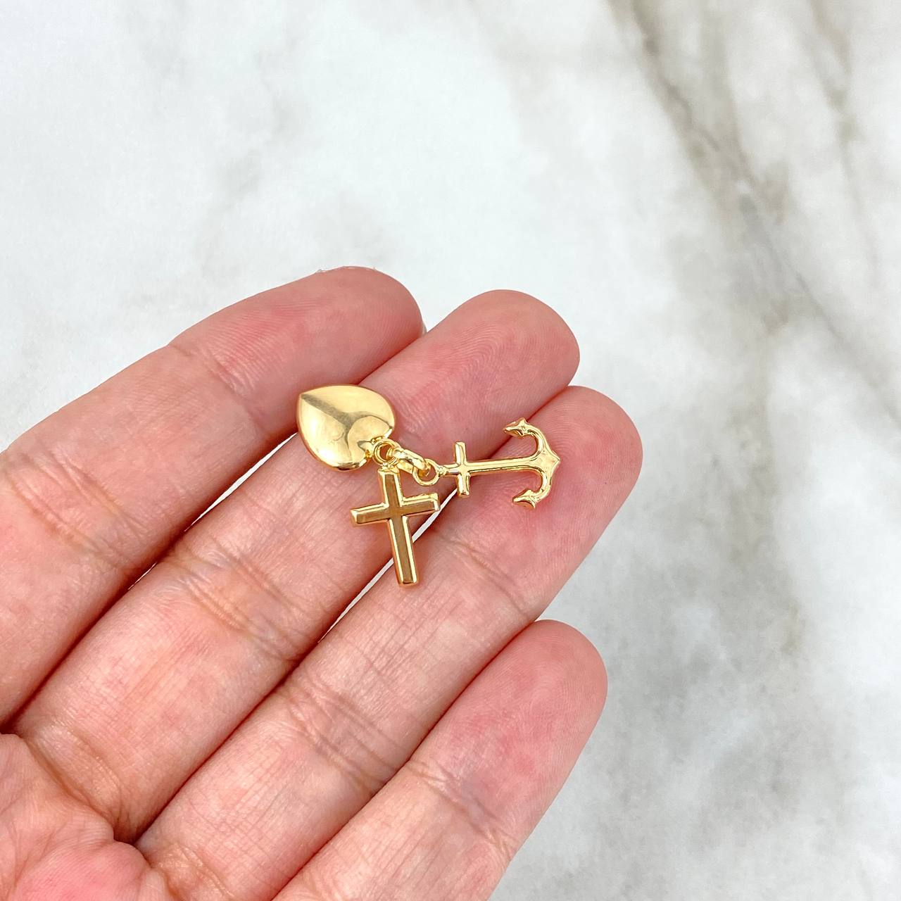 Dije Tres Gracias 1gr / 2cm / Cargador "Cruz- Corazón-Ancla" Oro Amarillo 18K