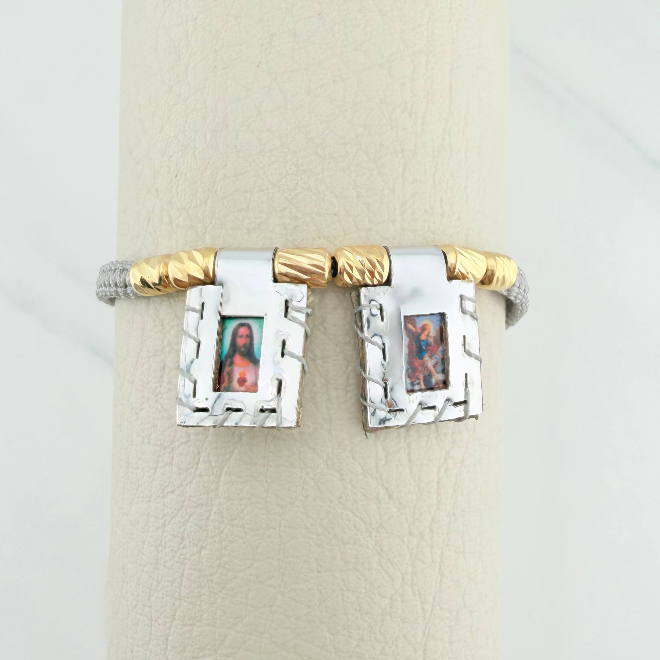 Pulsera Tejida Gris Escapulario Cilindros Diamantados 6Und Oro Amarillo 18K