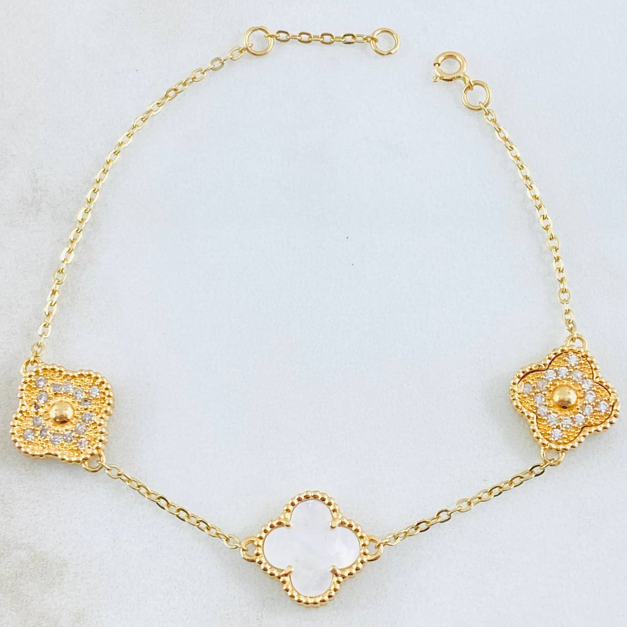 Pulso Trebol Nacar Blanco Diamantado Circones Blancos 6.85gr / 17cm-18.5cm / Oro Amarillo 18K
