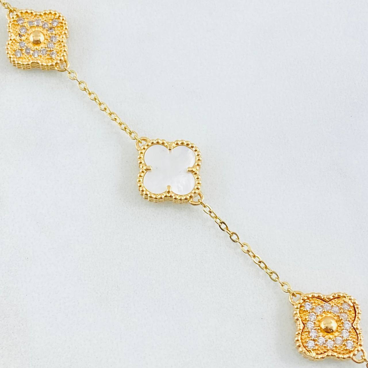 Pulso Trebol Nacar Blanco Diamantado Circones Blancos 6.85gr / 17cm-18.5cm / Oro Amarillo 18K