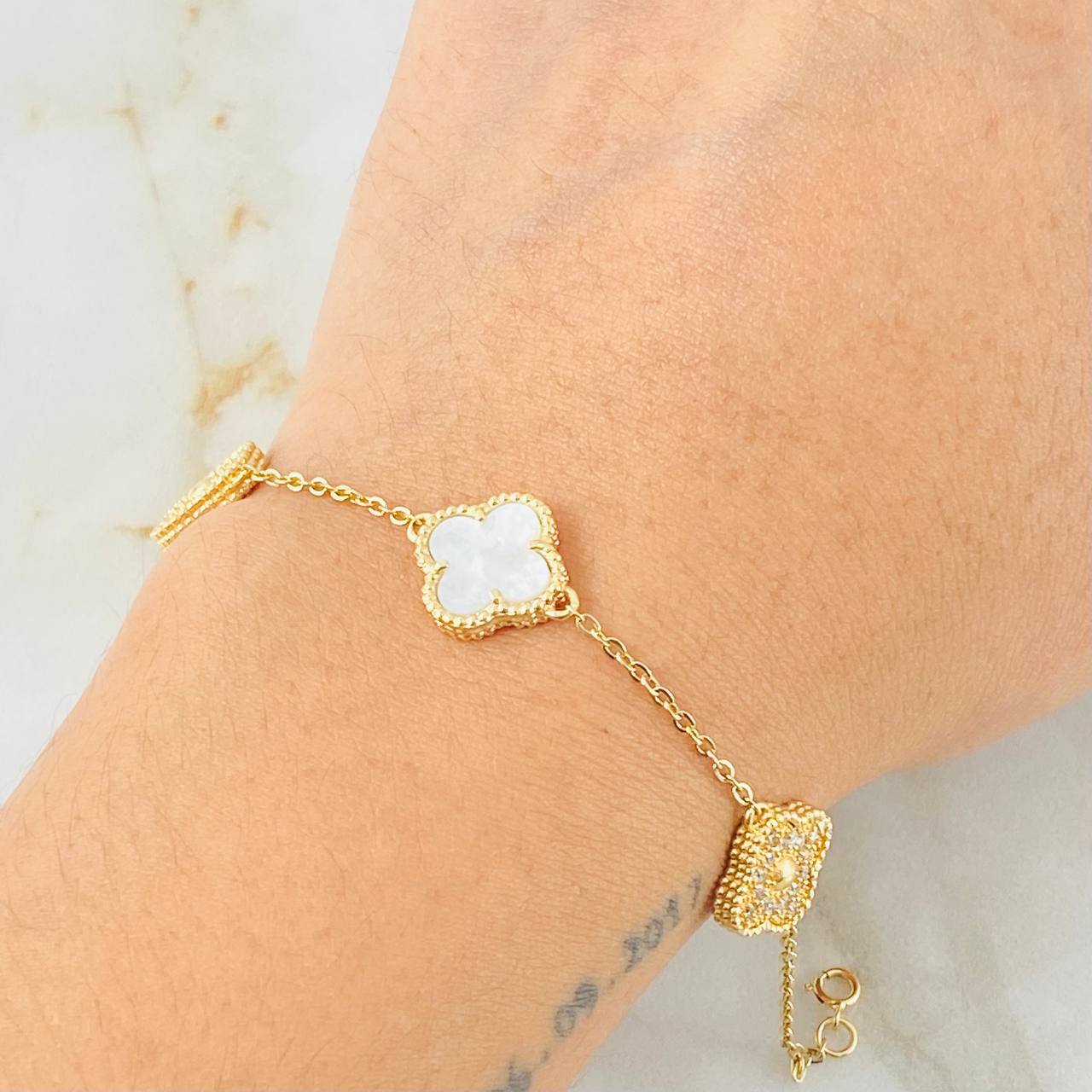 Pulso Trebol Nacar Blanco Diamantado Circones Blancos 6.85gr / 17cm-18.5cm / Oro Amarillo 18K