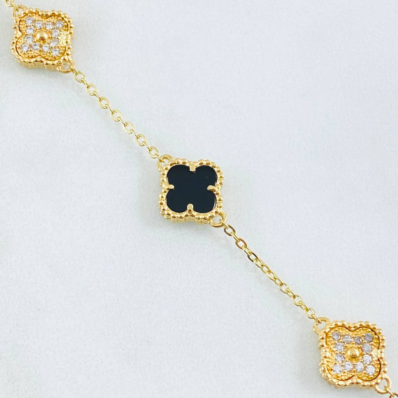 Pulso Trebol Onix Negro Diamantado Circones Blanco 5.1gr / 15.5cm-17.5cm / Oro Amarillo 18K