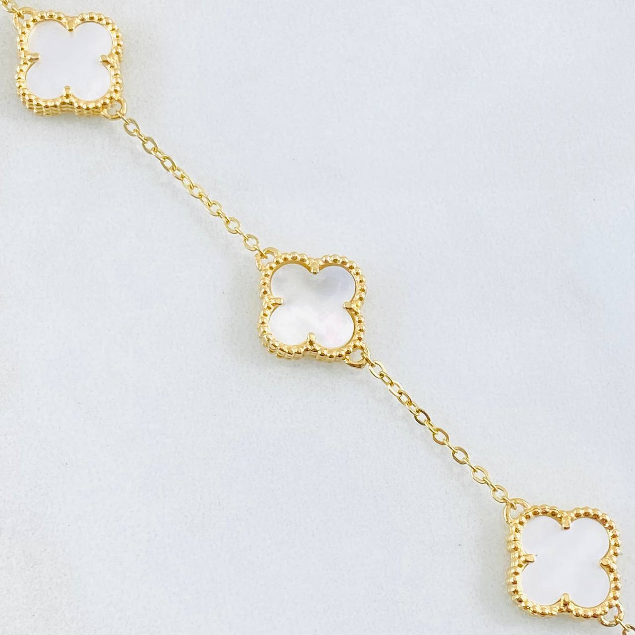 Pulso Trebol Nacar Blanco 5.45gr / 16cm-18.5cm / Oro Amarillo Nac.Esp. 18K