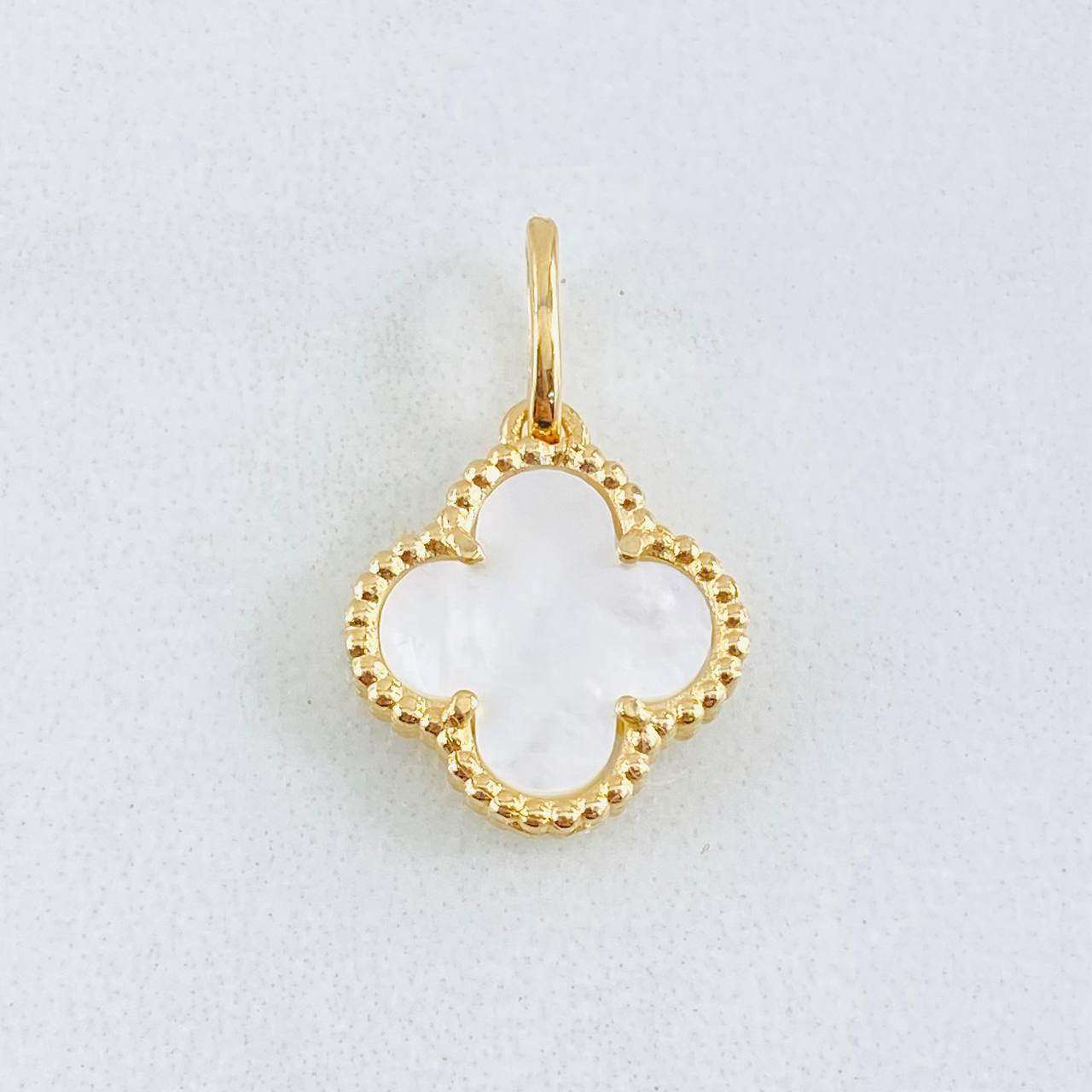 Dije Trebol Nacar Blanco 1.65gr / Oro Amarillo Nac.Esp. 18K ©