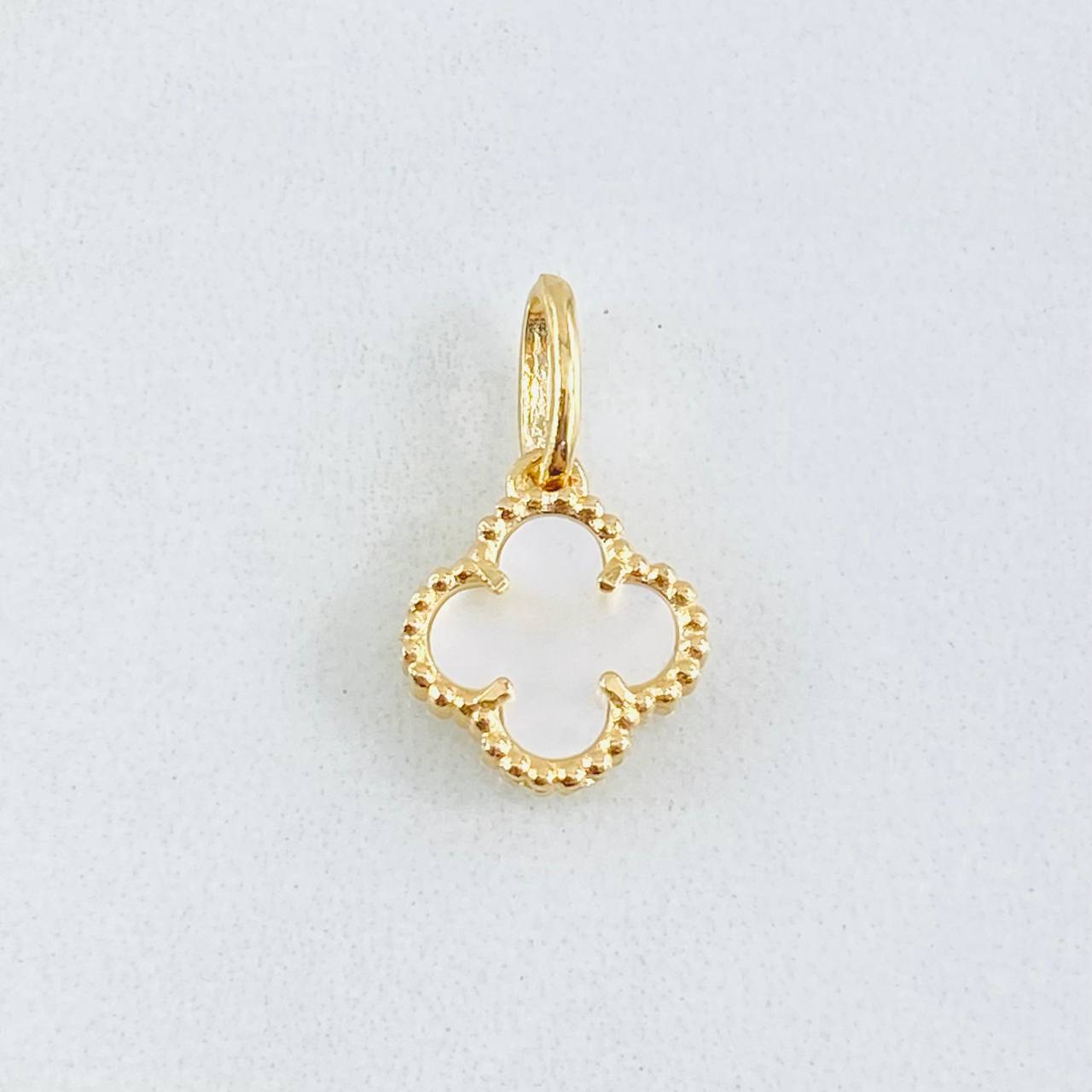 Dije Trebol Nacar Blanco 1.25gr / Oro Amarillo Nac.Esp. 18K ©