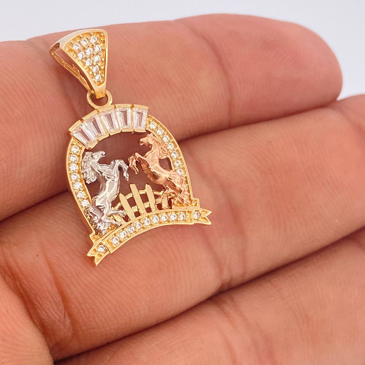 Dije Caballo Herradura 3.25gr / 2.8cm / Tres Oros 18K %