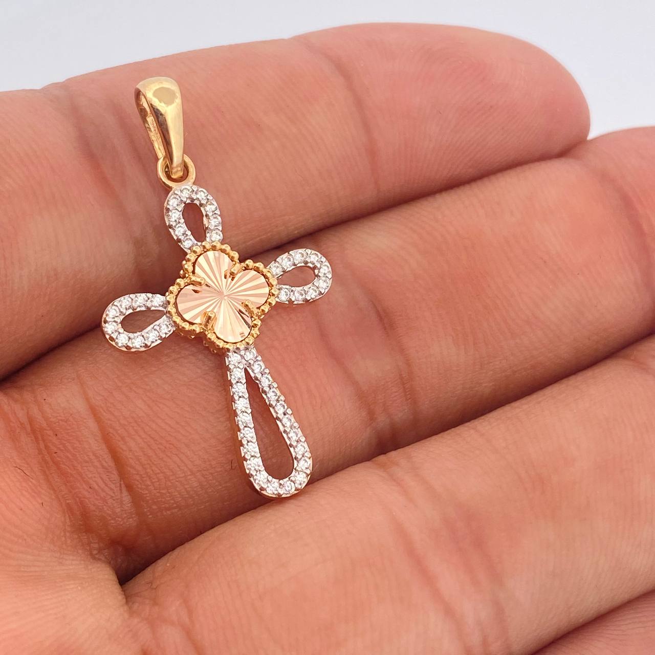 Dije Cruz Trebol 2.25gr / 3.5cm / Tres Oros 18K %
