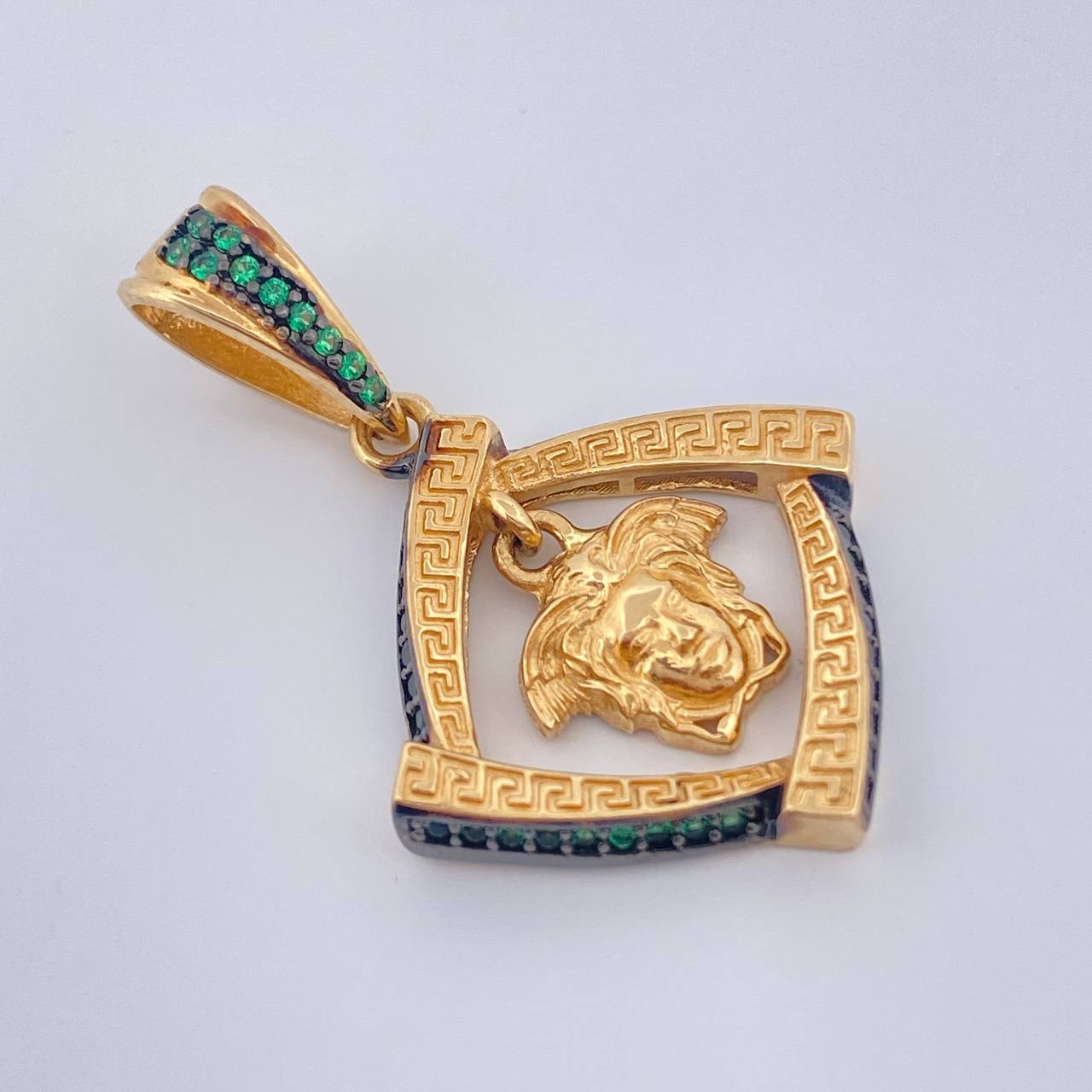 Dije Medusa 4.15gr / 3cm / Dos Oros Negro Amarillo 18K %
