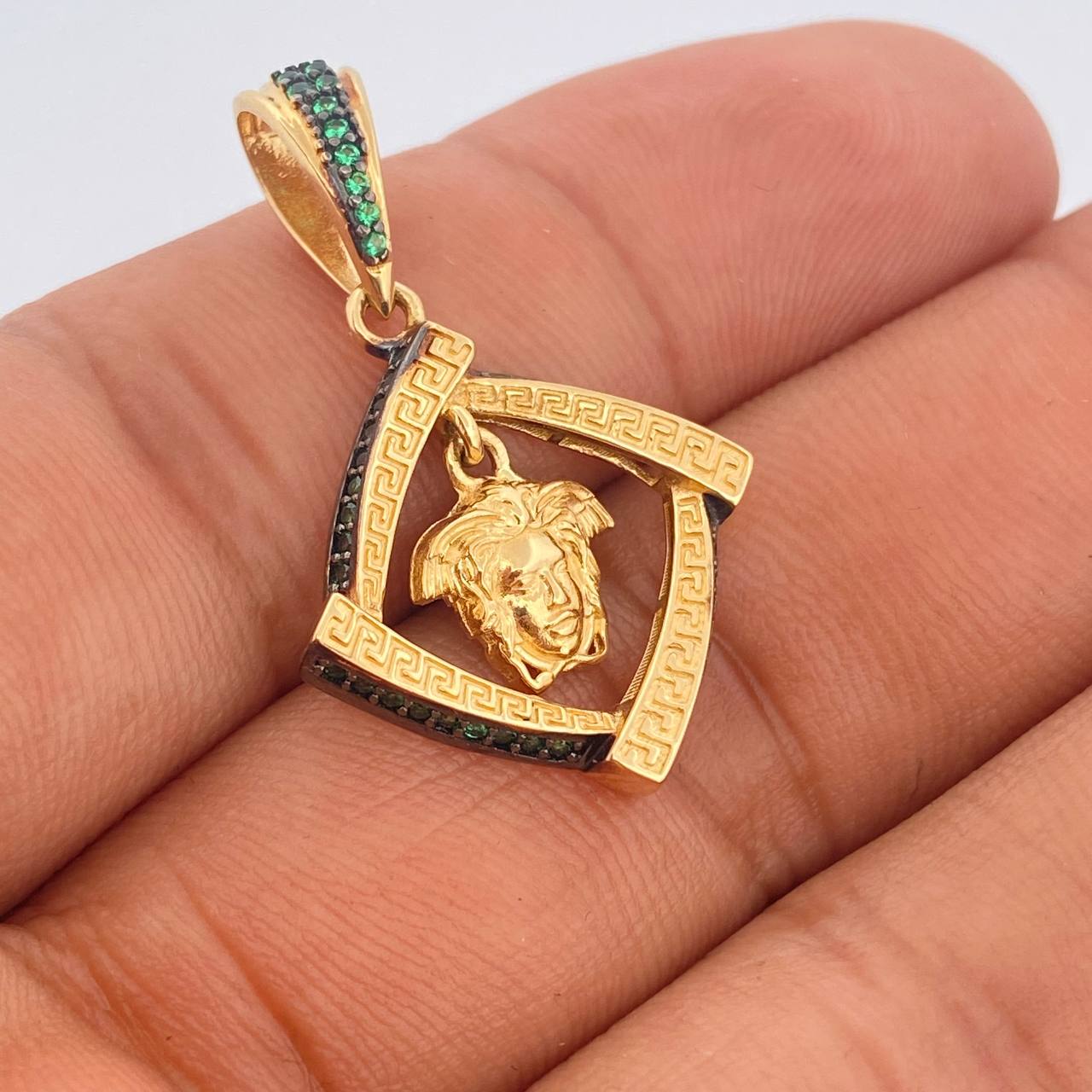 Dije Medusa 4.15gr / 3cm / Dos Oros Negro Amarillo 18K %