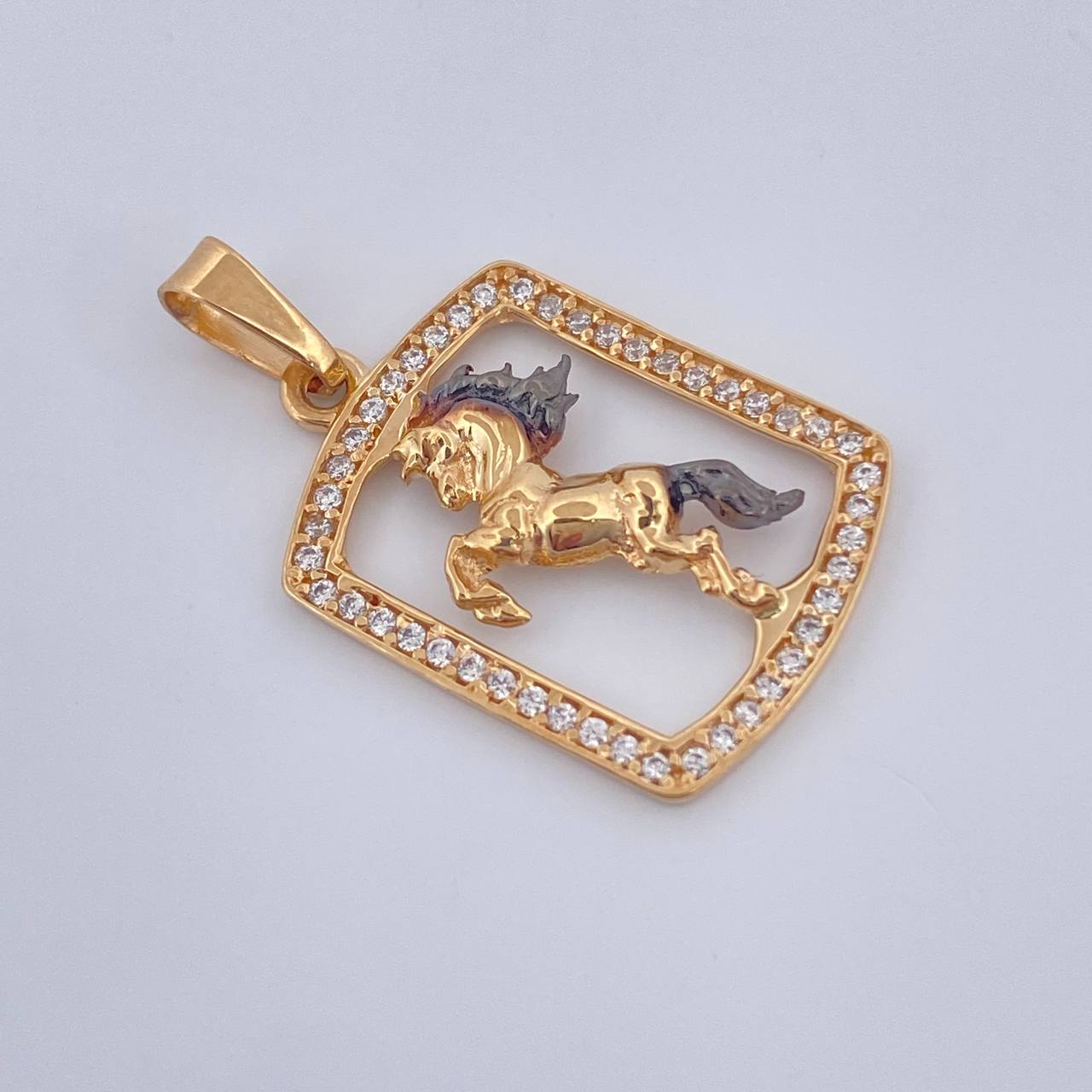 Dije Caballo 1.9gr / 2.5cm / Dos Oros Negro Amarillo 18K %