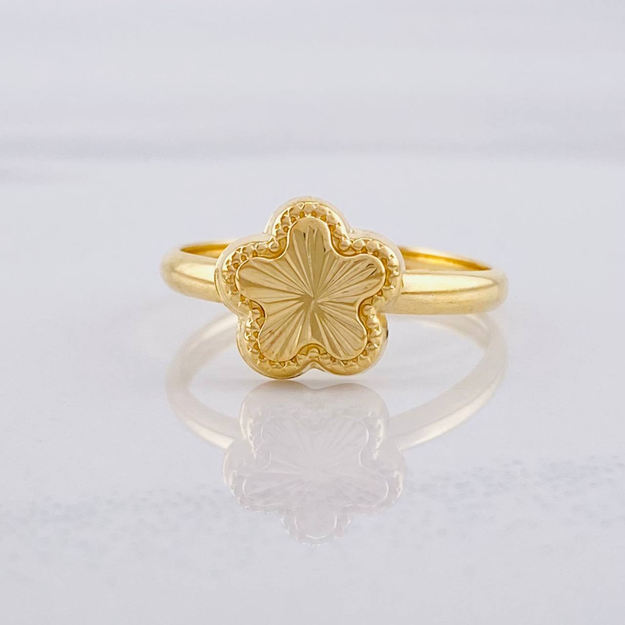 Anillo Flor Diamantada 1.1g / T8 1/2 Oro Amarillo 18K