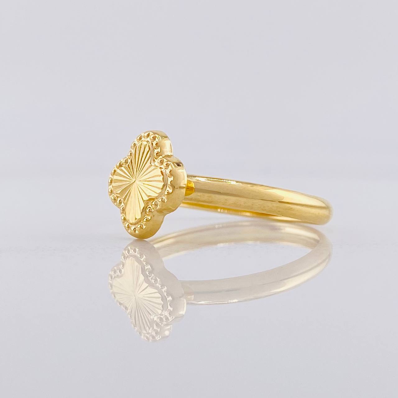 Anillo Trébol Diamantado 1.05g / T8 1/4 Oro Amarillo 18K