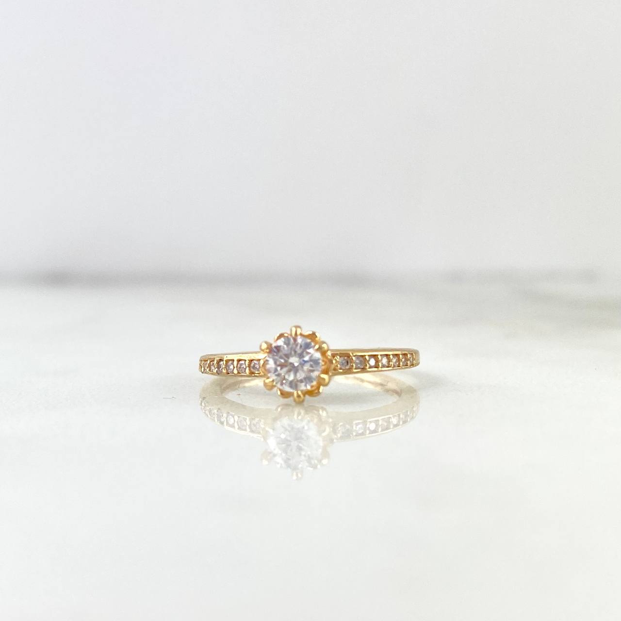 Anillo Solitario Churumbela Flor 1.8gr / T4 / Circones Blancos Oro Amarillo