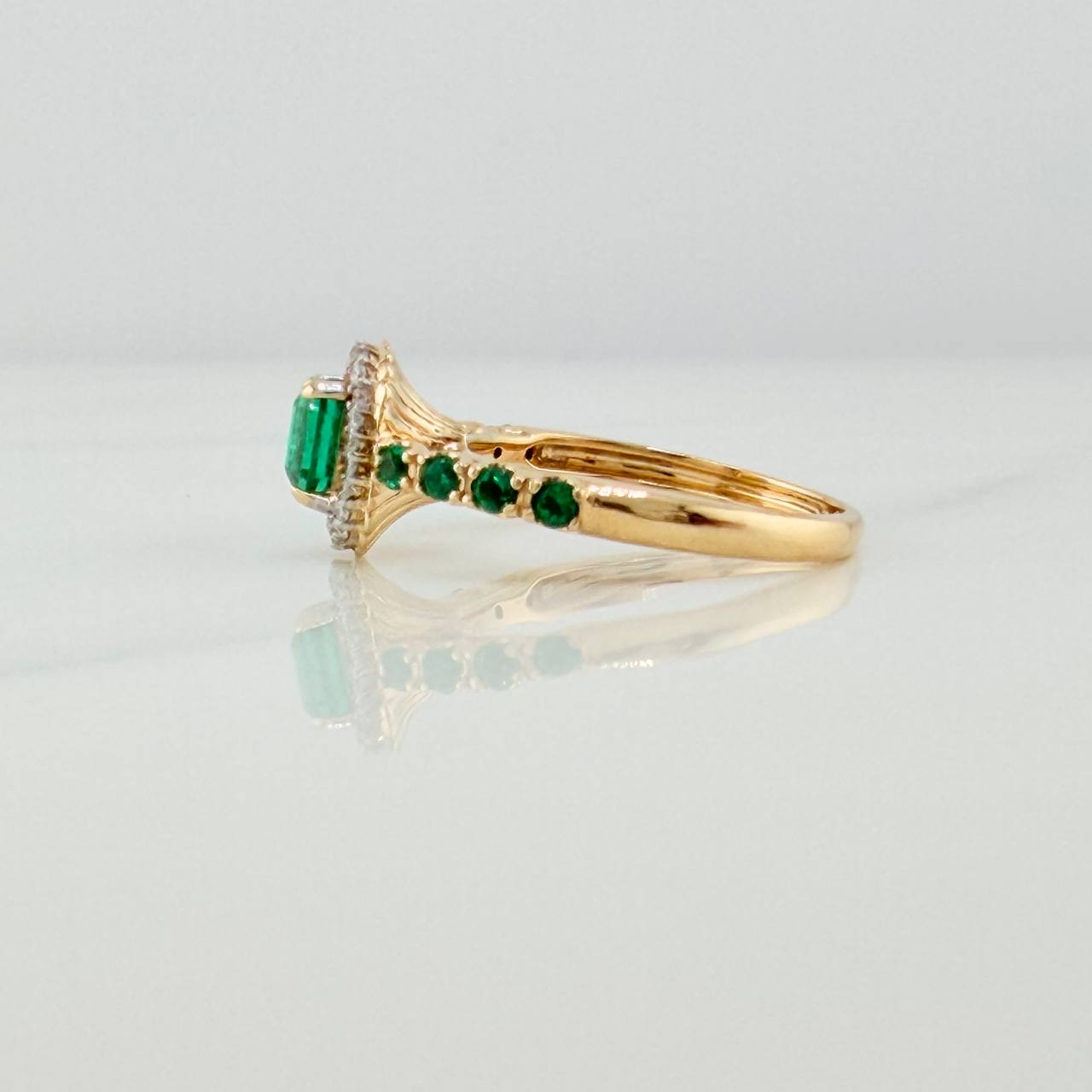 Anillo Rectangulo Esmeraldas 66 pts Diamantes 0.09 pts 3.25gr / T5 3/4 /  Dos Oros Amarillo Blanco 18K %