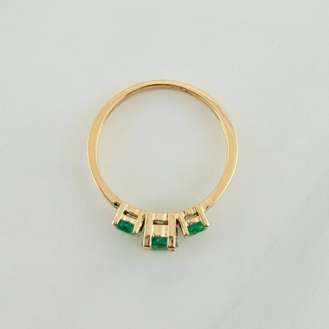 Anillo Trilogia Esmeraldas 1.03 qts 2.4gr / T6 1/4 / Oro Amarillo 18K %