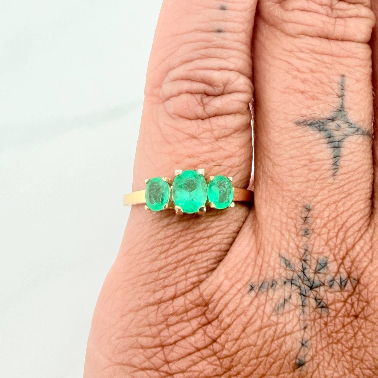 Anillo Trilogia Esmeraldas 1.03 qts 2.4gr / T6 1/4 / Oro Amarillo 18K %