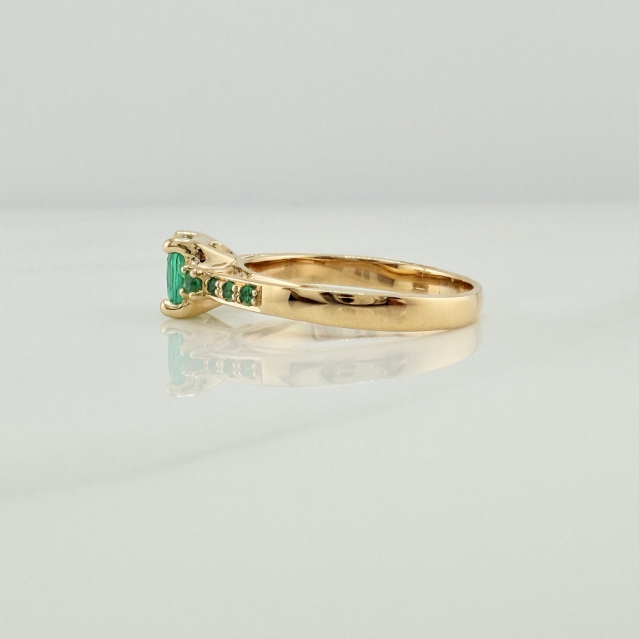 Anillo Cuadrado Esmeraldas 82 pts 4.3gr / T7 / Oro Amarillo 18K %