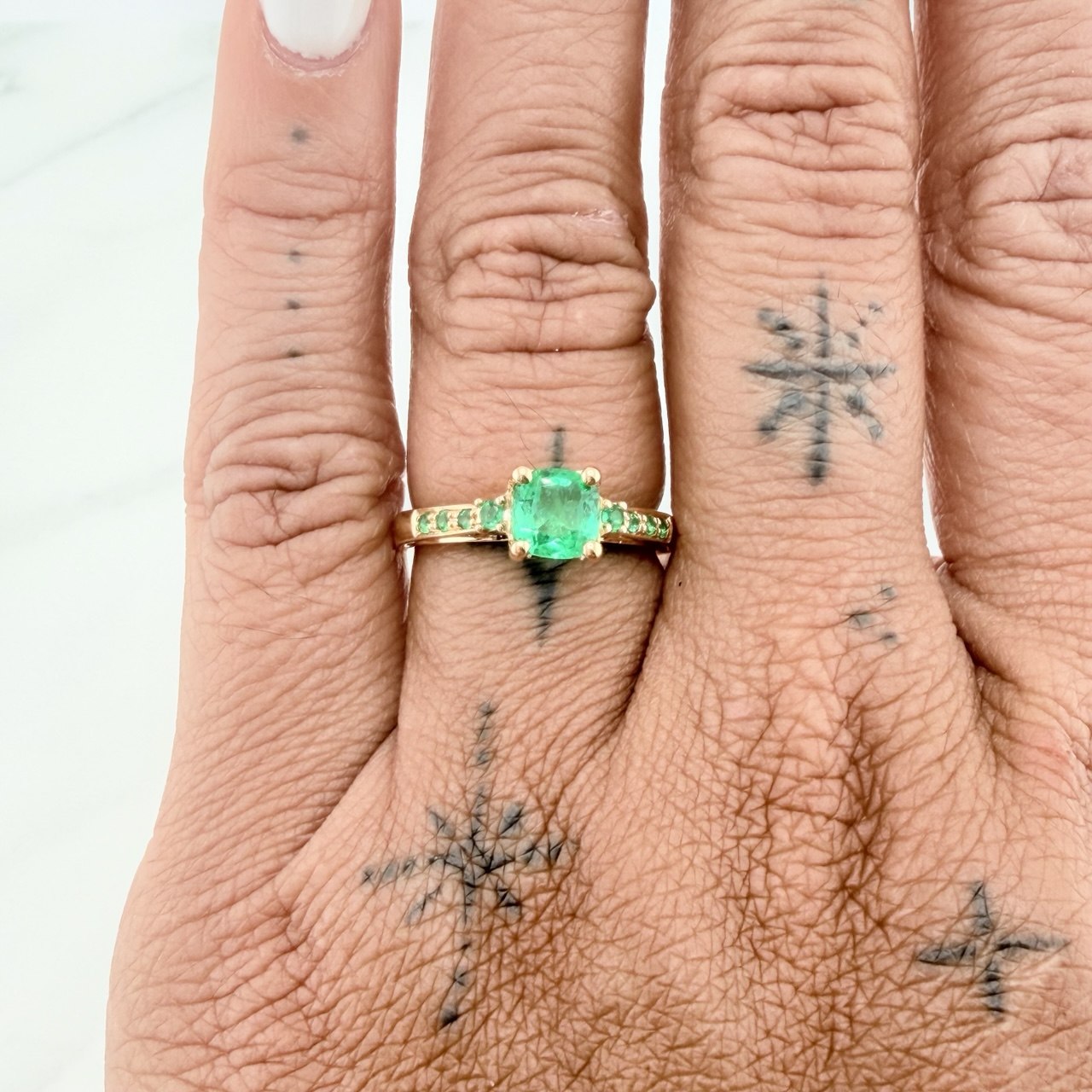 Anillo Cuadrado Esmeraldas 82 pts 4.3gr / T7 / Oro Amarillo 18K %