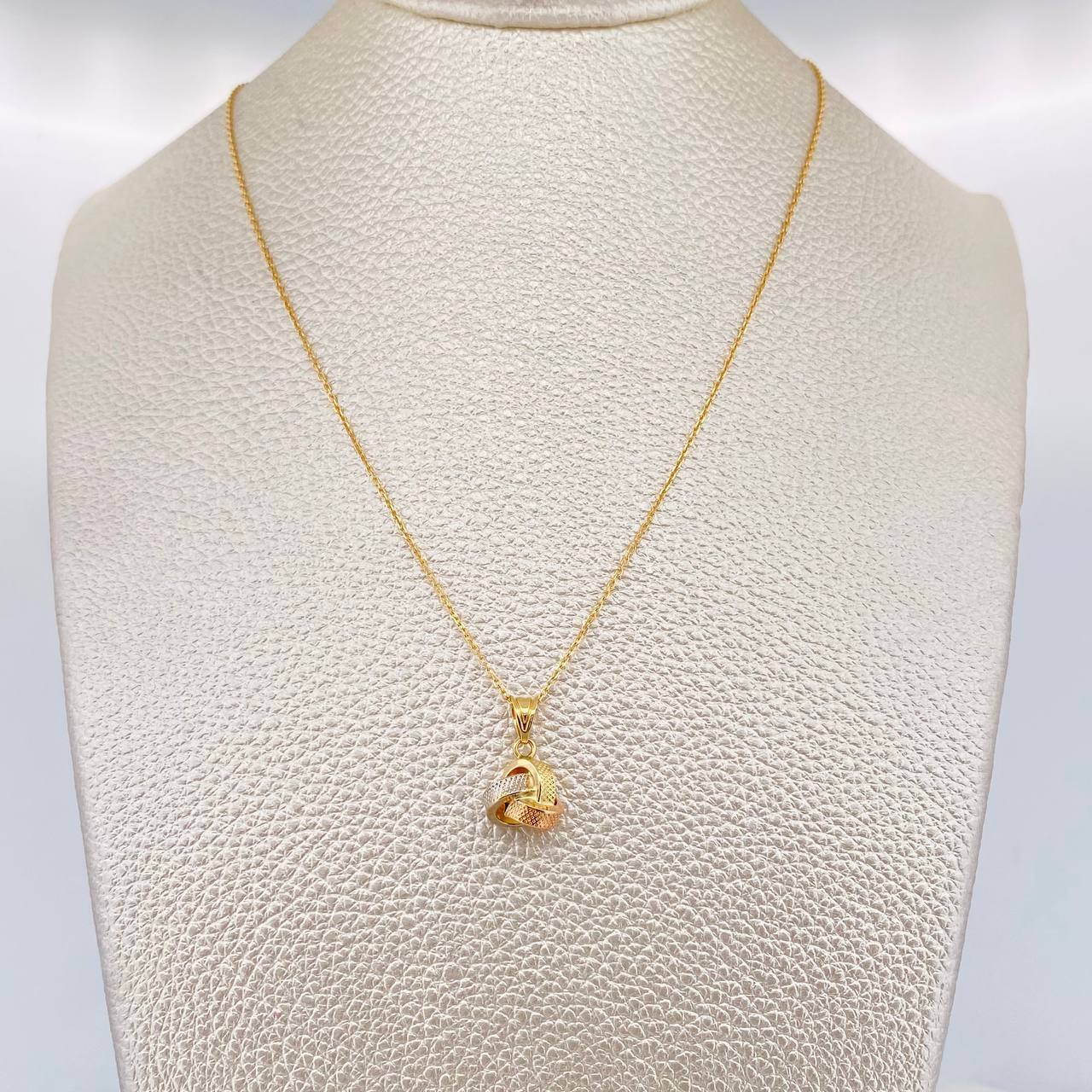 Set Cadena Aro Seguido + Dije Nudo / 1.9g / 45cm Tres Oros 18K