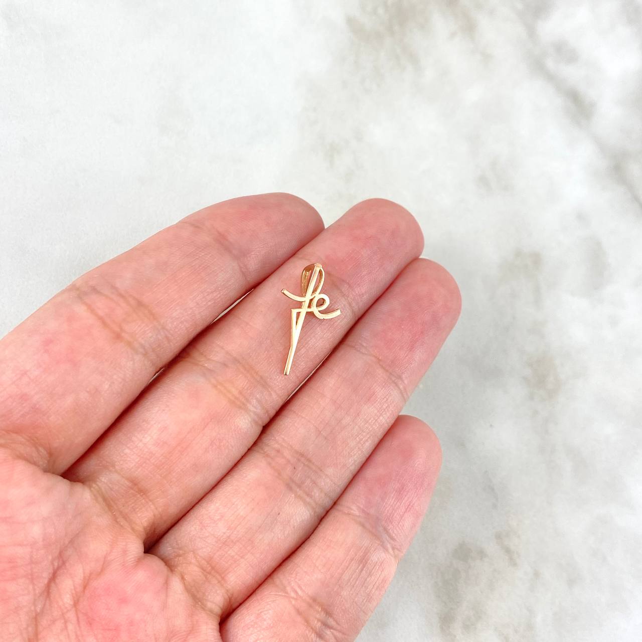 Dije Fé 0.45gr / 1.7cm / Oro Rosa
