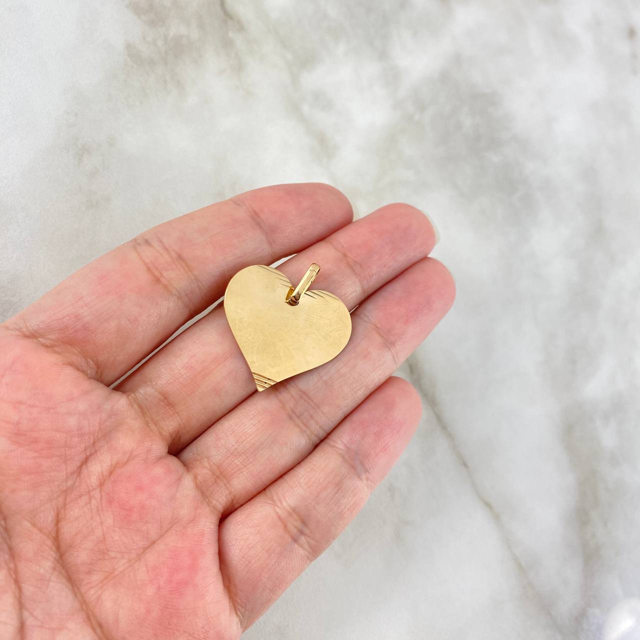 Dije Placa Corazón 2.4gr / 2.6cm / Rallado Oro Amarillo