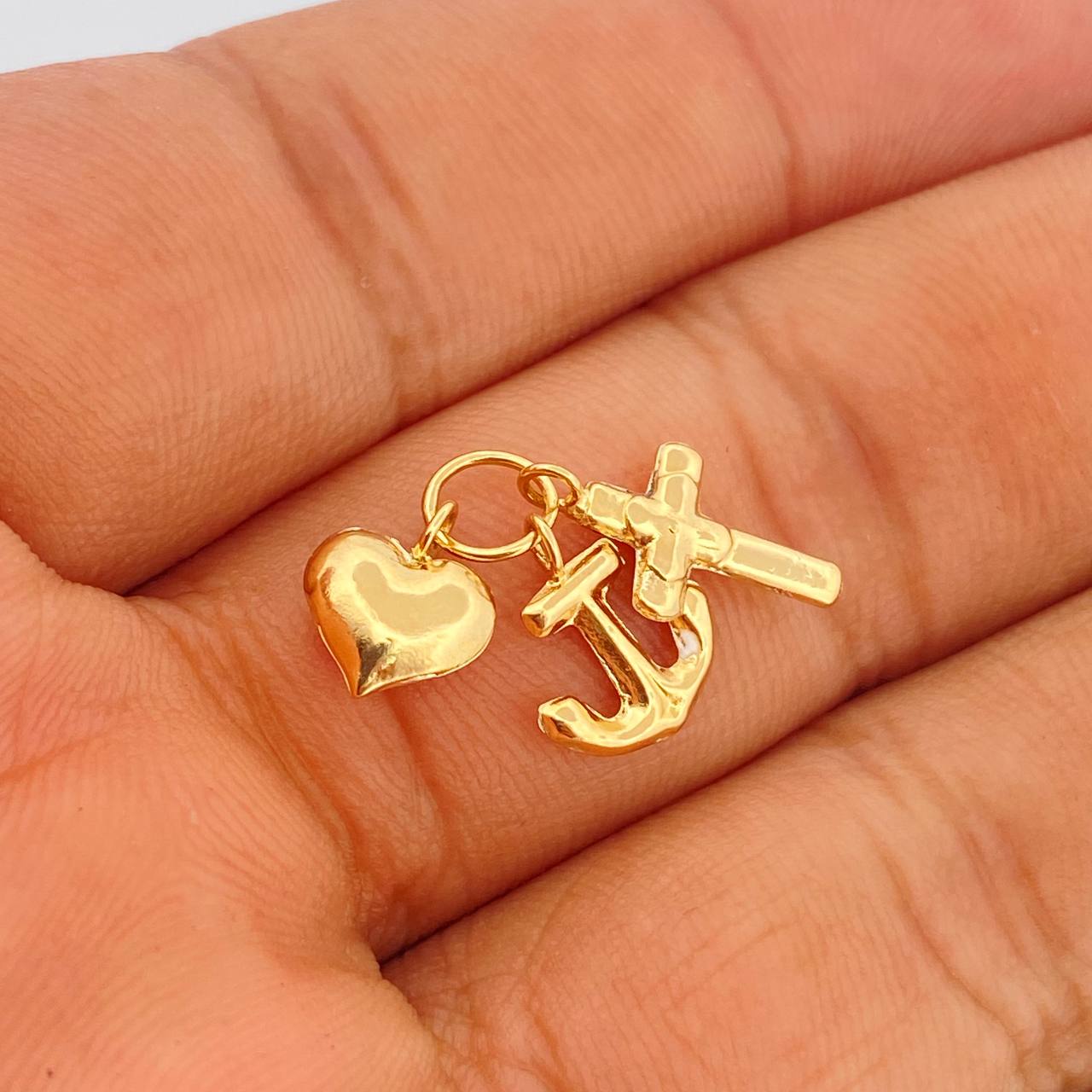 Dije Tres Gracias 0.55 g / 1.5 cm Oro Amarillo 18K