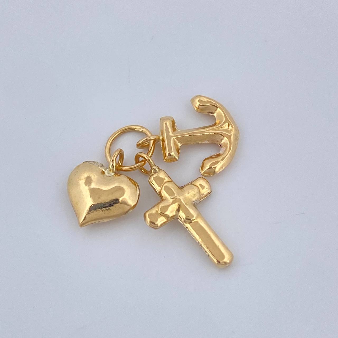Dije Tres Gracias 0.55gr / 1cm / Oro Amarillo 18K %