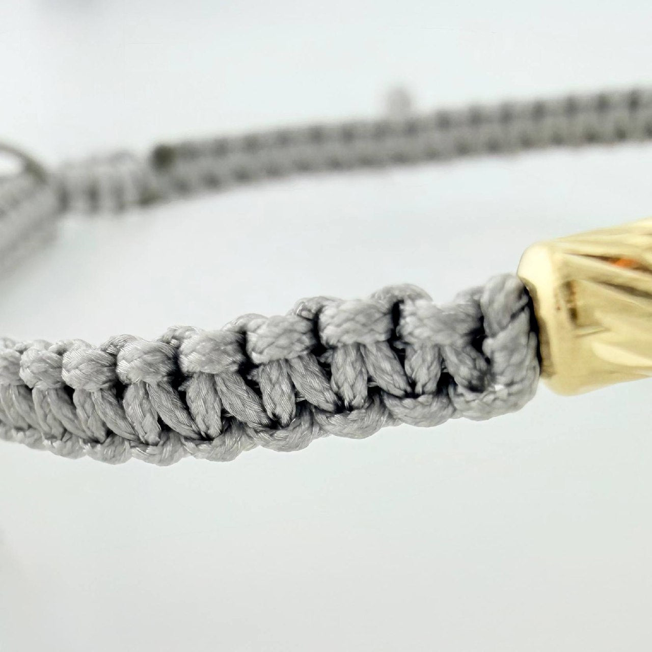Pulsera Tejida Gris Escapulario Cilindros Diamantados 6 Und Oro Amarillo 18K