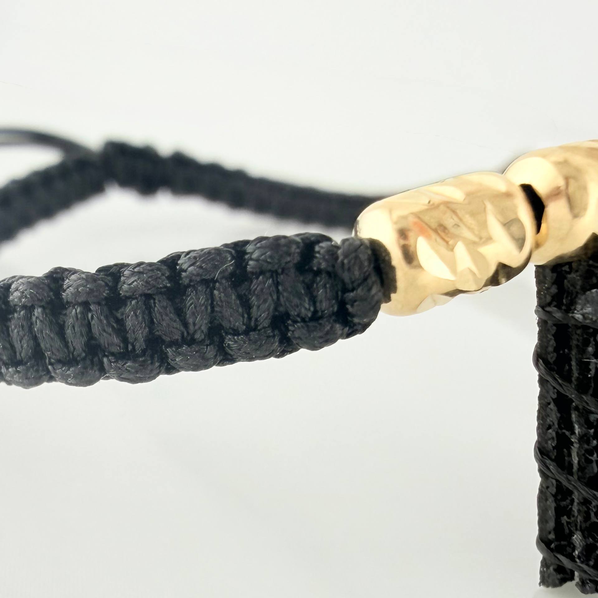 Pulsera Tejida Negra Escapulario Cilindros Diamantados 6Und Oro Amarillo 18K