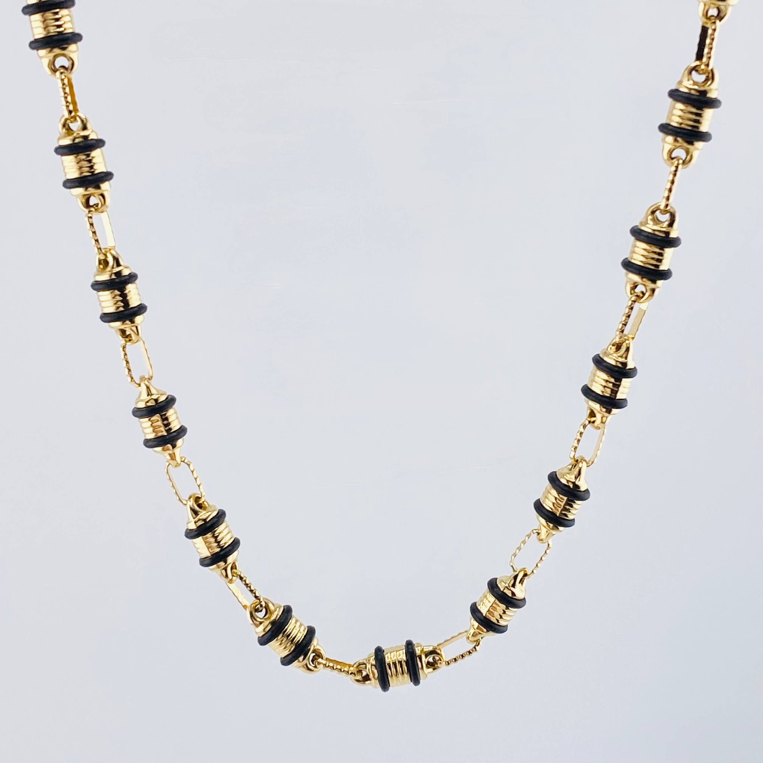 Cadena Rustica Barril Cauchos Negros 13.85gr / 62.5cm / 4.3mm Oro Amarillo 18K