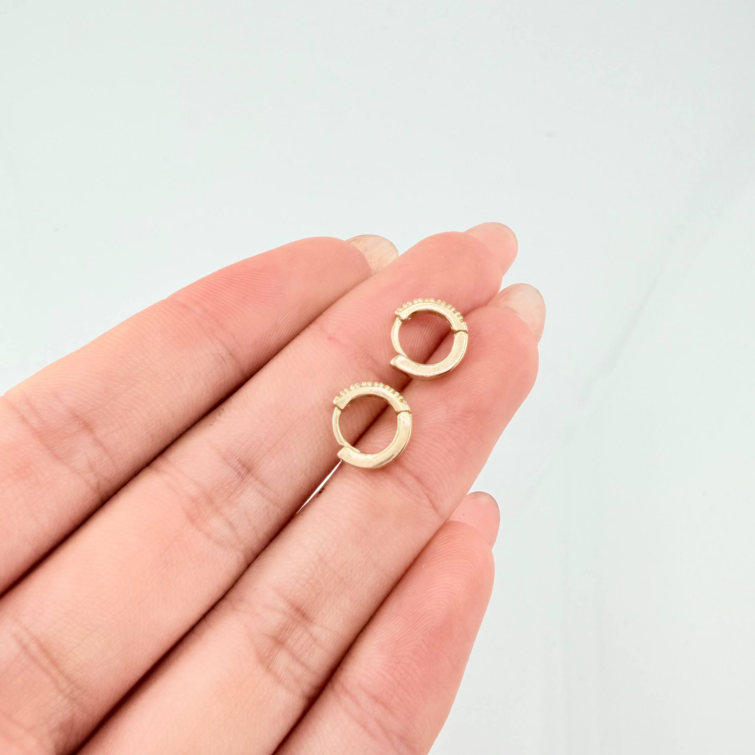 Candongas Carril Punteado 1.15gr / 9mm Oro Amarillo 18K ©