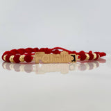 Pulsera Tejida Rojo Herraje Placa Familia Oro Amarillo 18K