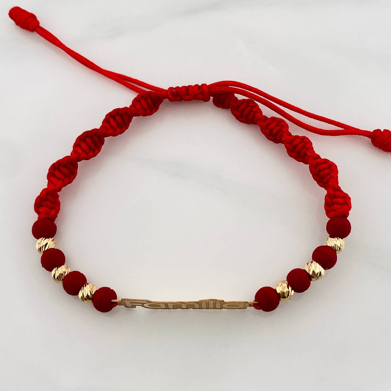 Pulsera Tejida Rojo Herraje Placa Familia Oro Amarillo 18K