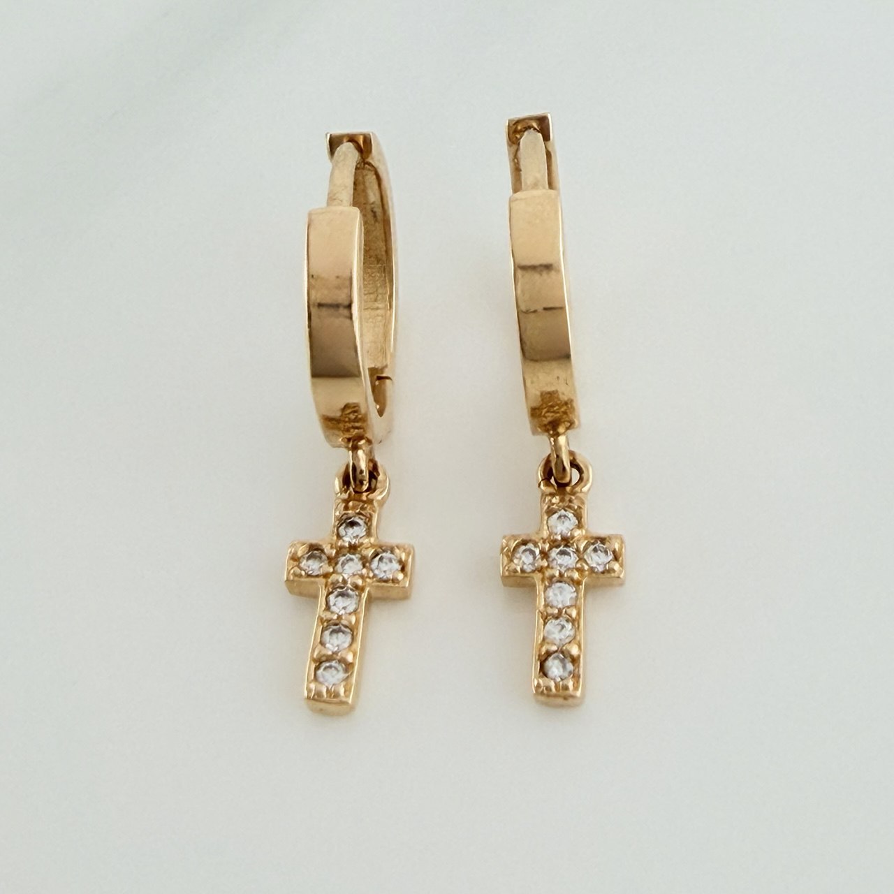 Candongas Cruz 2.85gr / 2.3cm / Oro Amarillo 18K $
