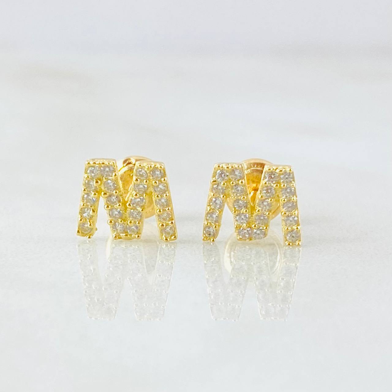 Topos Letra M 1.35gr / Oro Amarillo 18K ©