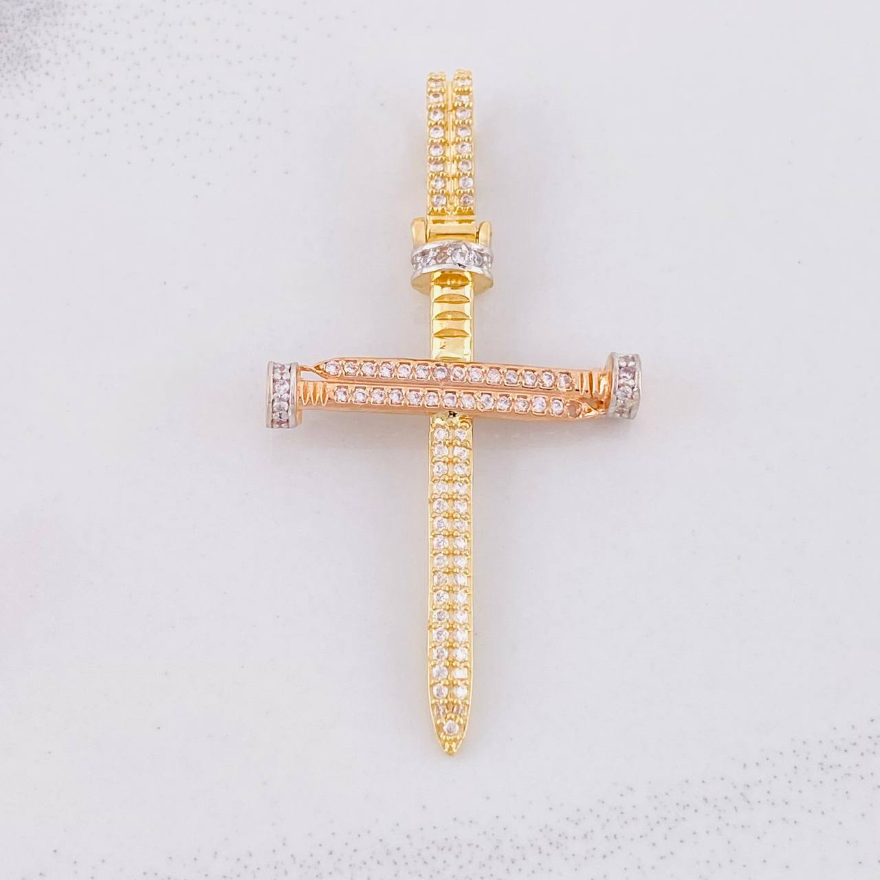 Dije Cruz Clavo 4.1g / 4.7cm Tres Oros 18K