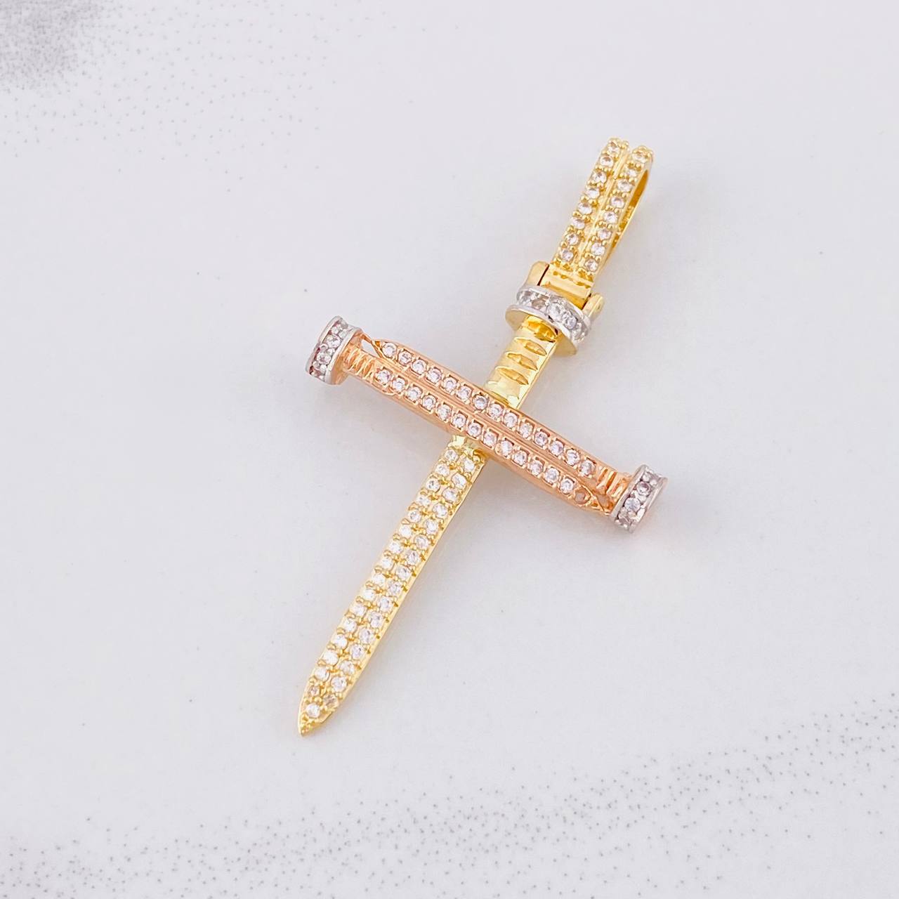 Dije Cruz Clavo 4.1g / 4.7cm Tres Oros 18K