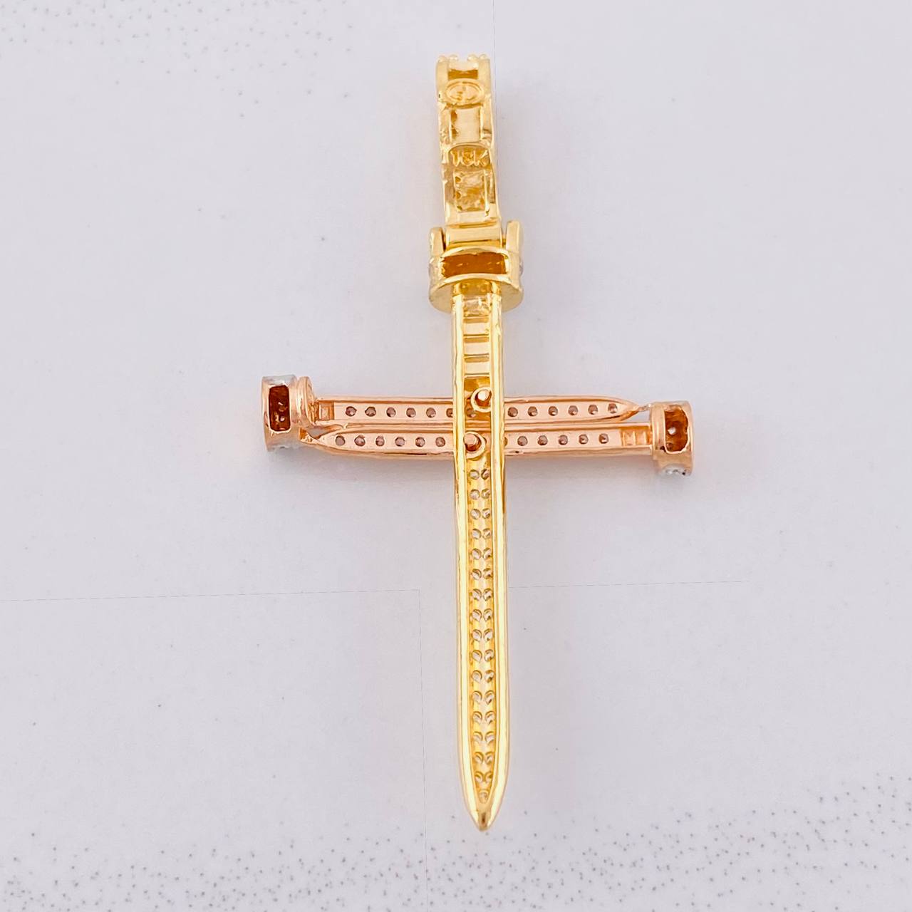 Dije Cruz Clavo 4.1g / 4.7cm Tres Oros 18K