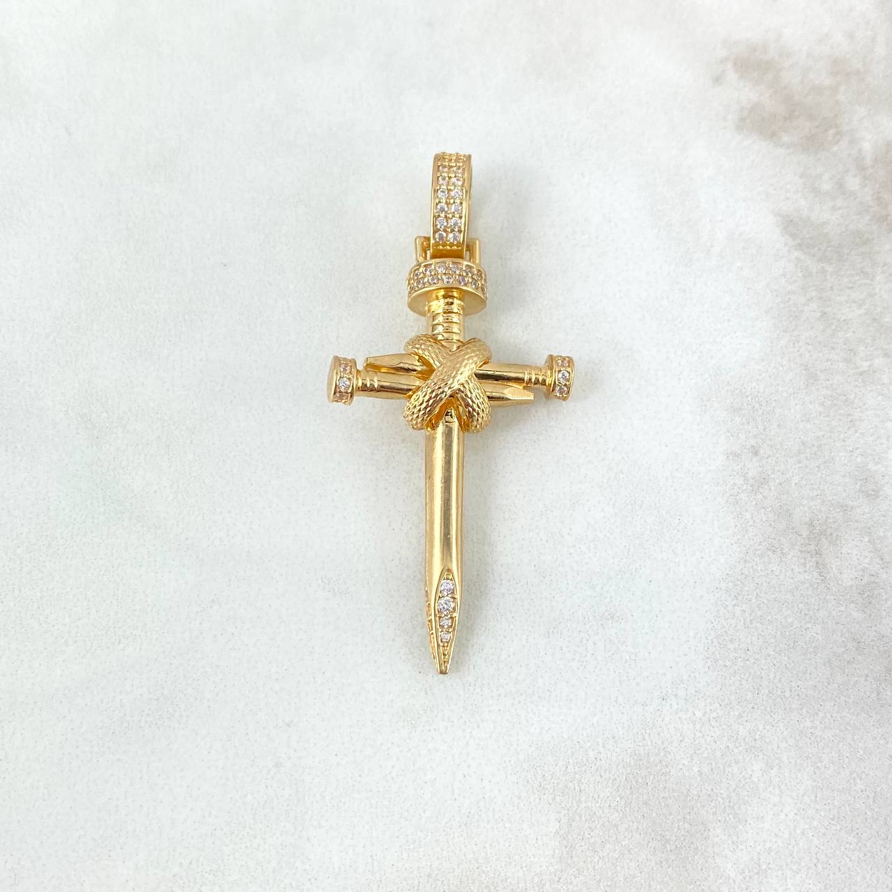 Dije Cruz Clavos Enlazados 5.45gr / 4.7cm / Circones Blancos Oro Amarillo