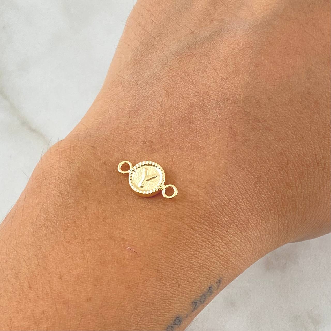 Herraje Letra Y 0.45gr / 1.5cm / Circulo Bordeado Oro Amarillo 18K *